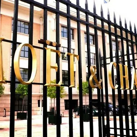 Suite Premium Le Figaro 1 Epernay Exterior photo